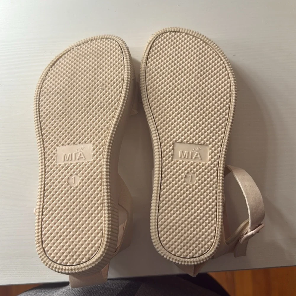 MIA Ellen Flatform Sandal (Little Kid & Big Kid) in pale pink.  size 1. - Picture 7 of 9